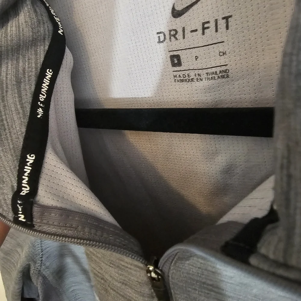 Nike Dri-Fit Pullover Small Gray Quarter-Zip Pullover